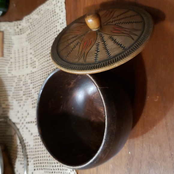 SOLD - Hand turned myrtlewood lidded bowl - Picture 8 of 8